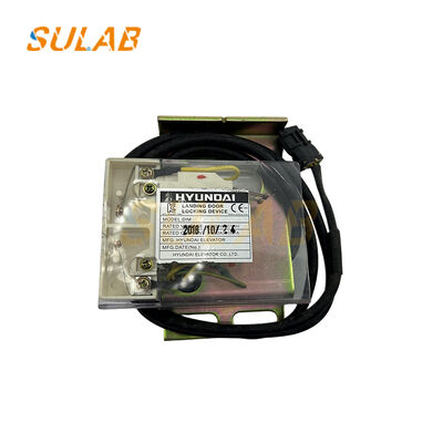 Urządzenie zamykające drzwi windy z podwójnym zabezpieczeniem zamykania mechanicznego i weryfikacji elektrycznej dla bezpiecznej pracy windy